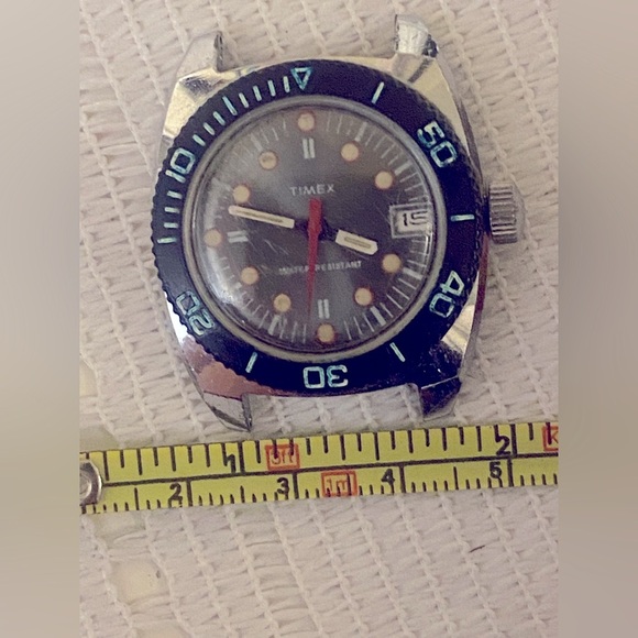 Timex Black and Silver Dive Watch with Red Accents. Vintage - Picture 3 of 6